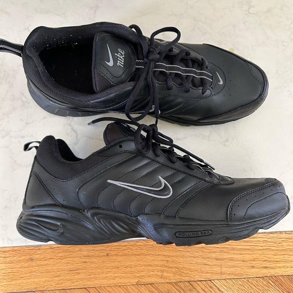 Nike Men's Black and Gray Athletic Shoes